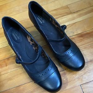 Clarks - women’s size 10 - black leather small heel shoes